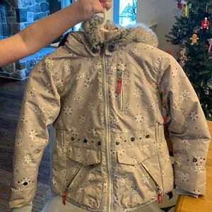 Girls obermeyer ski coat. Has grow with you . Has detachable hood.